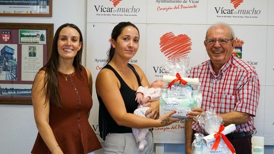 Vícar recibe a una decena de recién nacidos con un kit de bienvenida