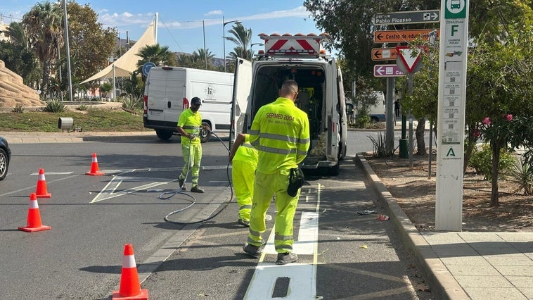 Vícar avanza en los trabajos de señalización vial entre El Parador y El Cosario