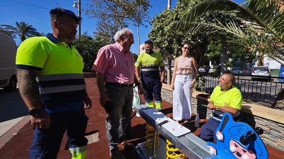 El Bulevar Ciudad de Vícar renueva sus parques infantiles
