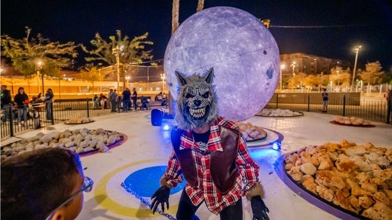 Pasajes del terror, pasacalles y concurso de escaparates para celebrar la Noche en Negro en Roquetas