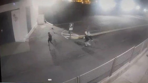 Cuatro detenidos en Roquetas por obligar a un joven de 19 años a caminar entre invernaderos mientras le agredían, amenazaban de muerte y grababan