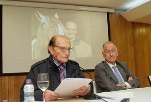 El rejoneador Ángel Peralta visitó la Plaza de Toros para presentar su último libro