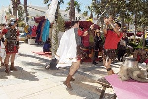 El entorno del Faro acogió un Mercado Romano esta Semana Santa