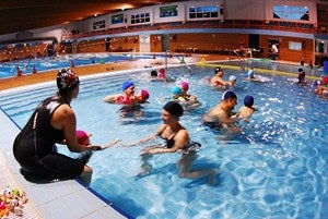 Los cursos de natación de la piscina del Centro Deportivo de El Parador agotan sus plazas