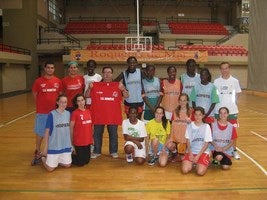 El equipo de Baloncesto infantil femenino de Roquetas de Mar celebra con Rubí su quinto puesto en el regional