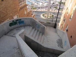 IU reclama mejoras en las escaleras peatonales de la calle Mare Nostrum