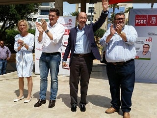 Rubalcaba apoyó la candidatura de Manolo García recordando las «raíces y principios» del PSOE
