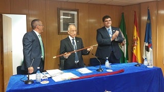 Amat es investido alcalde gracias a la abstención de Ciudadanos en un pleno con gran tensión