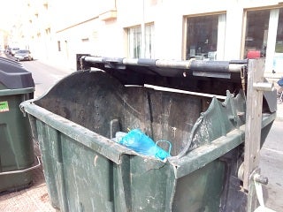 IU denuncia el mal estado de los contenedores y su falta de limpieza