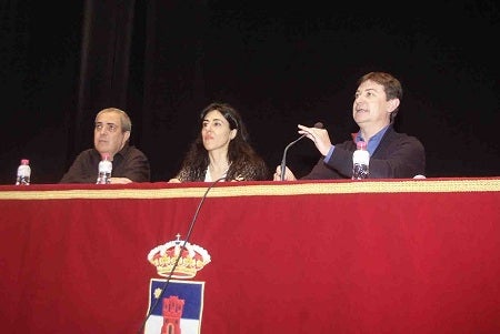 Raquel Lanseros reúne a 350 alumnos de siete centros educativos de Roquetas en ‘El poeta y los jóvenes’