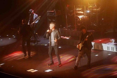 Sergio Dalma desgranó en dos horas de concierto sus grandes éxitos en el Teatro Auditorio de Roquetas