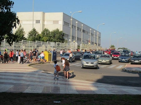 El Ayuntamiento quiere dar prioridad a los accesos peatonales en los colegios