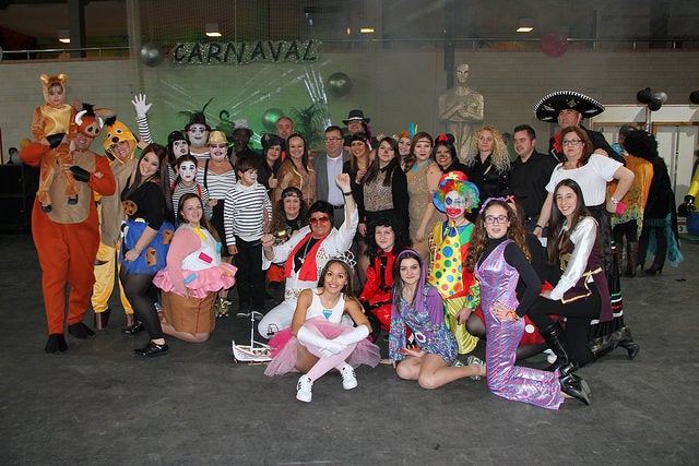 Los grupos de baile de Roquetas de Mar celebraron su cena de carnaval