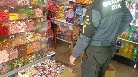 Casi un centenar de cajetillas de tabaco ilegales intervenidas en una tienda de chucherías de La Mojonera
