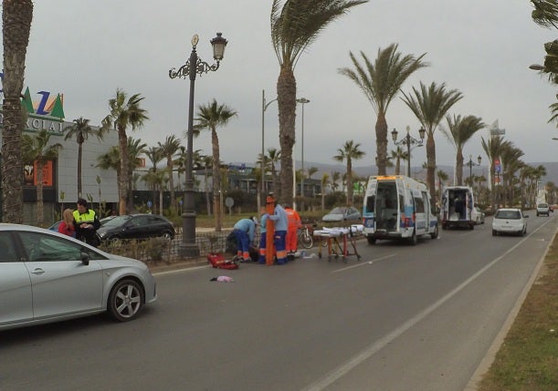 Trasladado al hospital de Poniente un menor atropellado en la carretera de Alicún