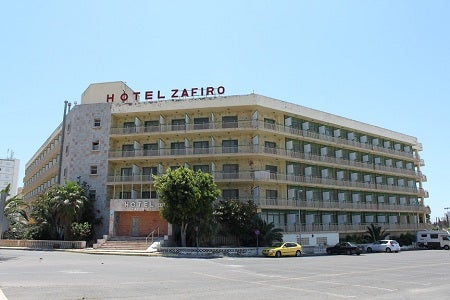 El Ayuntamiento declara en ruina el hotel Zafiro e inicia los pasos para su demolición