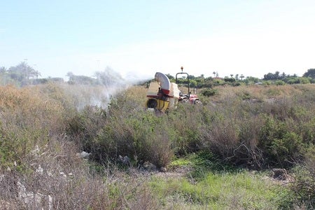 Comienzan los trabajos de fumigación para controlar las poblaciones de mosquitos en Roquetas