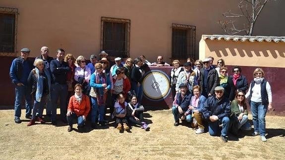 La peña cultural taurina de Roquetas de Mar visitó la ganadería de Samuel Flores