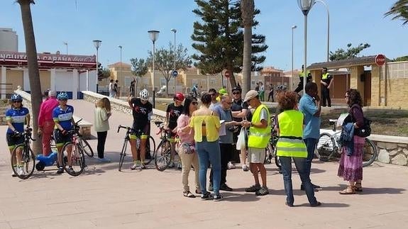 La protesta se celebró en la plaza de La Revoltosa, cerca del Puerto de Roquetas. 