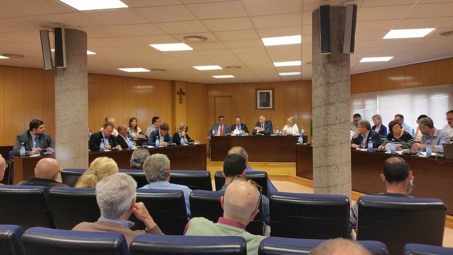 PSOE e IU se movilizan contra la subida del agua, que está en periodo de alegaciones hasta el día 30