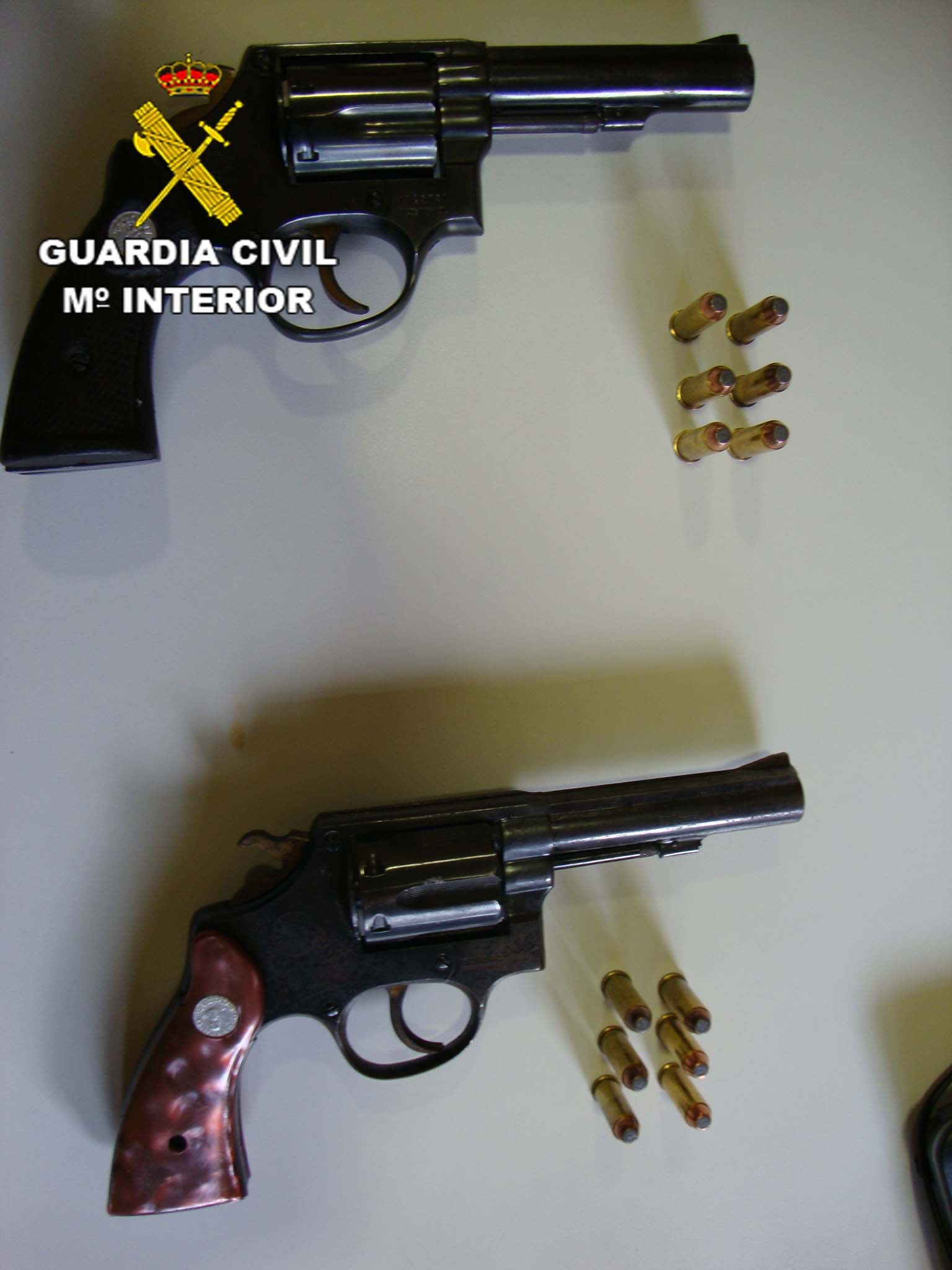 Cuatro detenidos con dos revólveres, munición y 755 euros