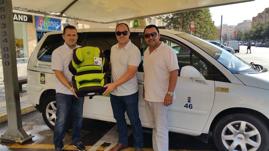 Los taxistas de Roquetas ya tienen cinco sillas infantiles donadas para sus servicios