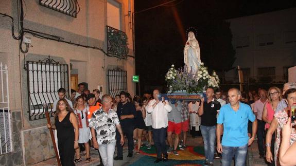 Vecinos de La Gloria acompañaron a la Virgen de Lourdes en su festividad