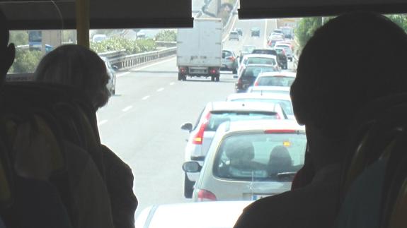 IU Roquetas acusa de "irresponsabilidad" a Amat por las retenciones causadas en la A7
