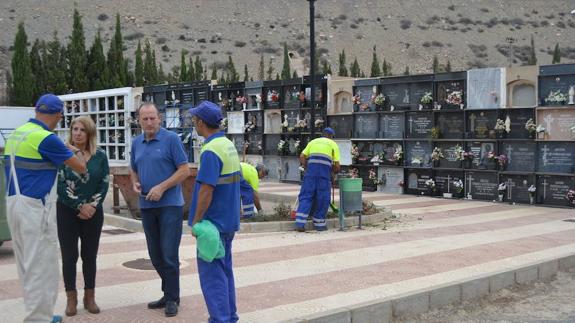 Los cementerios se preparan para las visitas del puente de Todos los Santos