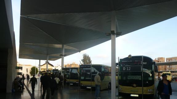 El pleno pide que se ajusten los buses a los horarios del tren