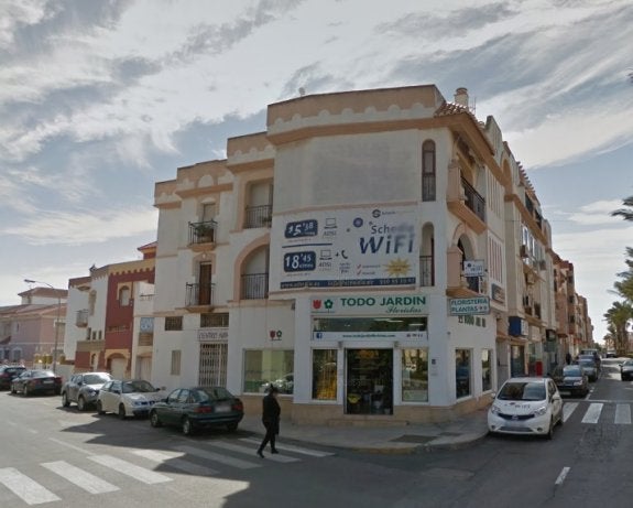 Asaltan la sede de una empresa en Roquetas y propinan una brutal paliza a dos empleados