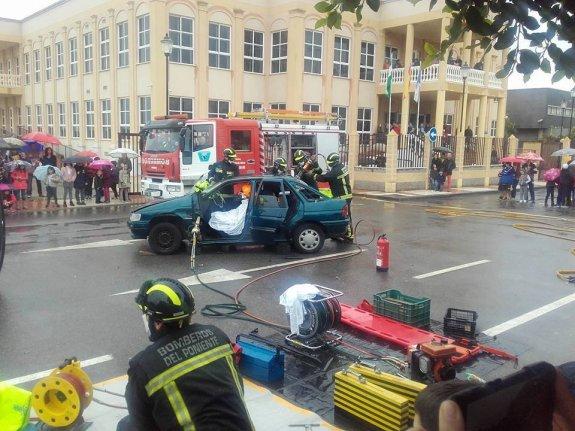 La exhibición de los bomberos fue uno de los actos que mayor interés despertó.