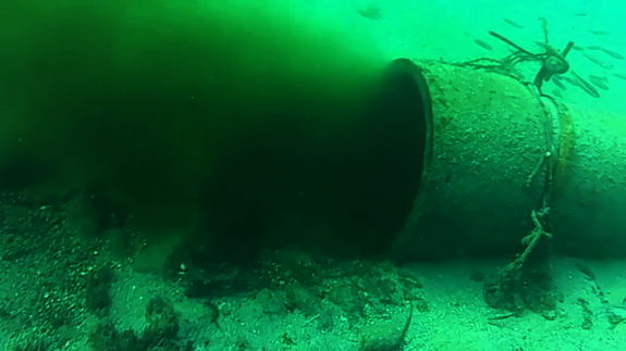 Imagen del vídeo grabado donde se ve agua sucia saliendo de uno de los tubos del emisario