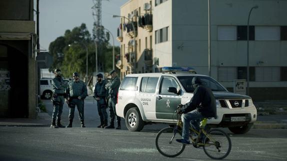 Agentes de la Guardia Civil desplegados en las 200 Viviendas de Roquetas de Mar.