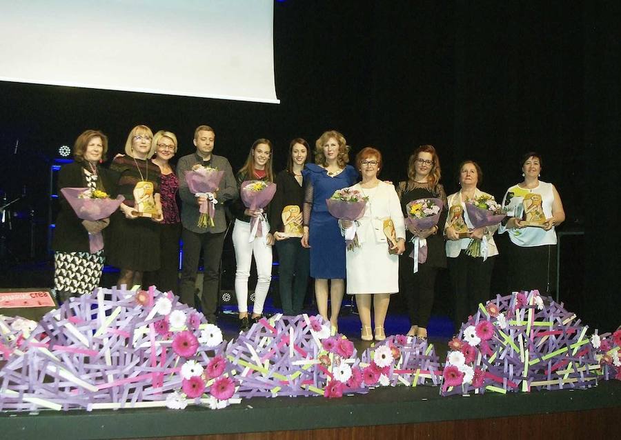 El Ayuntamiento de Roquetas de Mar entregó seis distinciones en la Gala del Día de la Mujer