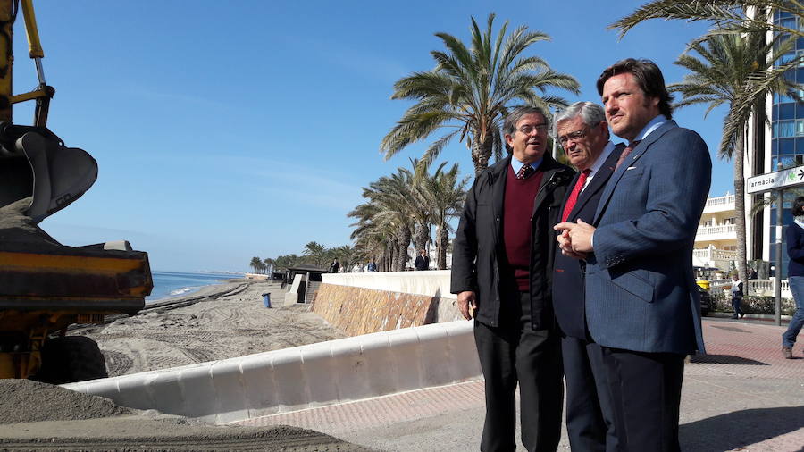 El Gobierno trasvasa 12.000 metros cúbicos de arena al litoral de Roquetas tras los últimos temporales