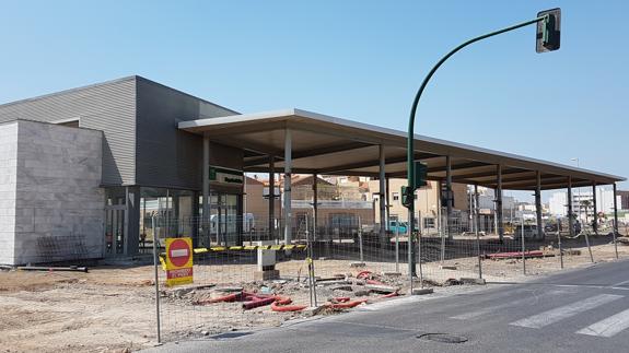 Las obras del mercado mantienen a Roquetas más de seis meses sin apeadero