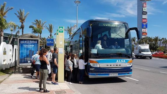 Cabrera pide paciencia mientras PSOE e IU le exigen que cumpla la ley sobre el bus urbano
