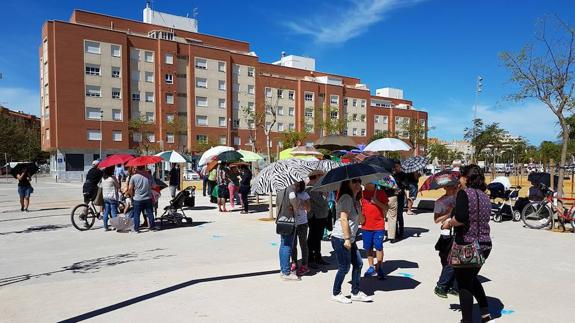 Sombrillas y paraguas para reclamar más sombra en el ‘parque de hormigón’