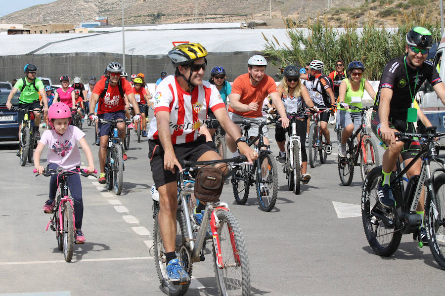 Éxito de la ruta ciclista organizada por colectivos vecinales en Aguadulce