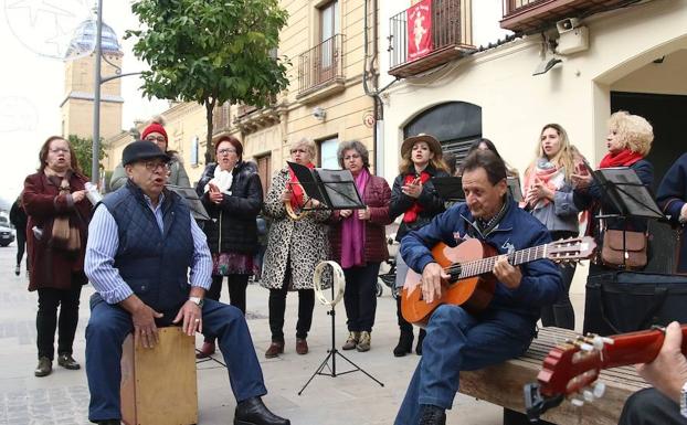 El coro Los Reales en la calle Obispo Cobos.