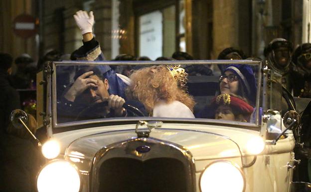 Imagen principal - Momentos de la cabalgata y de la recepción matinal.