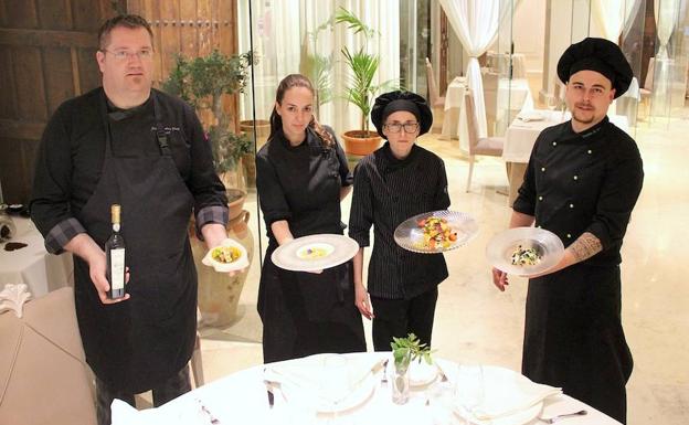 Imagen principal - Menú del restaurante Alicún, aceites participantes y uno de los platos regados con oro líquido.