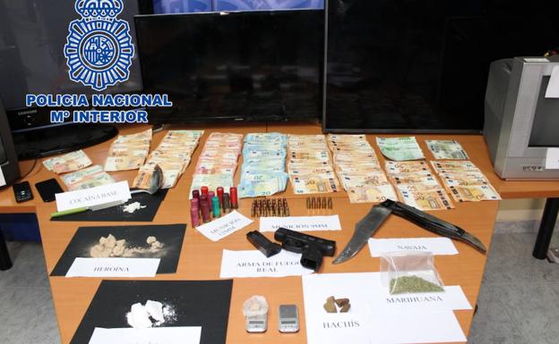 Imagen principal - Material incautado y medidas de seguridad tomadas en el punto de venta.