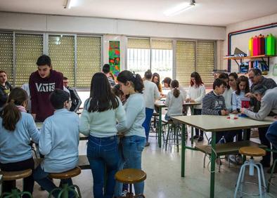 Imagen secundaria 1 - Acto en el teatro, talleres y charla.