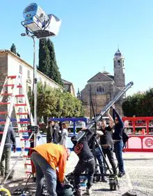 Imagen secundaria 2 - Los tres chef en el plató y junto al jiennense Pedro Sánchez, y montaje en la plaza Vázquez de Molina.