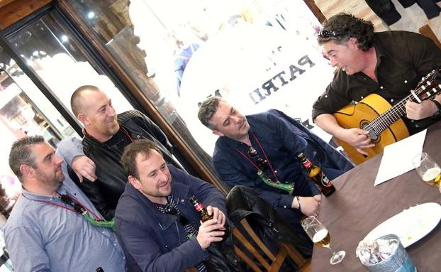 Imagen principal - Diferentes momentos del encuentro.