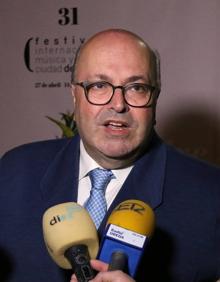 Imagen secundaria 2 - Tres momentos del acto de presentación.