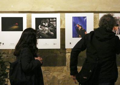 Imagen secundaria 1 - Varios momentos del espectáculo y vista de la exposición fotográfica.