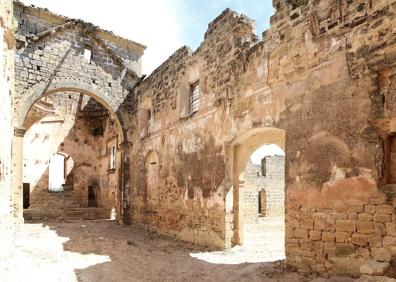 Imagen secundaria 1 - Colocación de la primera piedra del proyecto y varias vistas de la ermita.
